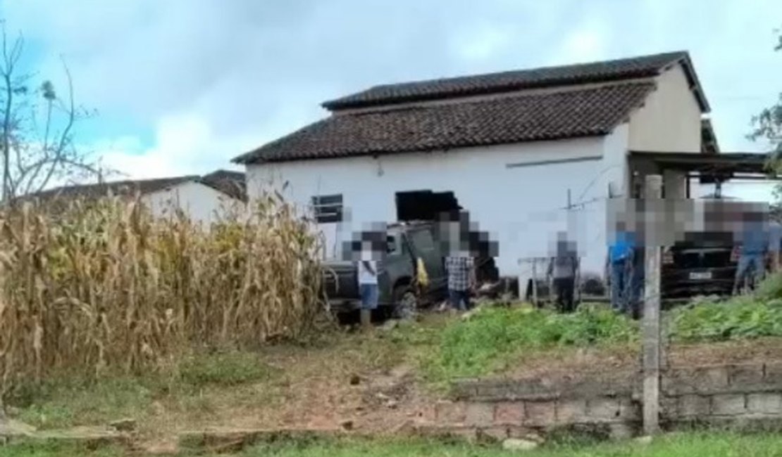 VÍDEO. Condutor perde controle da direção em curva e invade propriedade na cidade de Campo Grande, AL