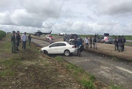 Assaltantes roubam veículo e se envolvem em acidente durante perseguição policial
