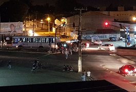 Acidente entre ônibus e 'cinquentinha' deixa homem ferido na AL-220, em Arapiraca