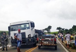 Carreta tomba em ponte e interrompe parcialmente trânsito na BR-316
