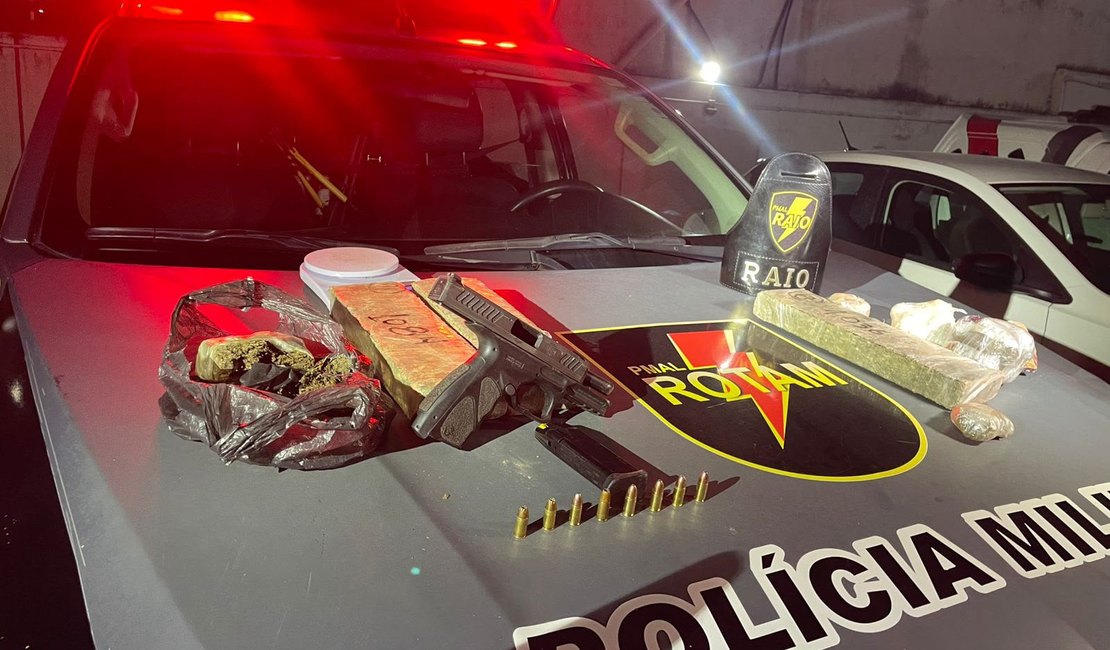 Polícia prende suspeito com arma, maconha, crack e cocaína na Grota Santa Helena, em Maceió