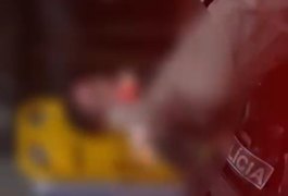 Motociclista colide em carro estacionado e policiais militares ajudam a socorrê-lo em Teotônio Vilela