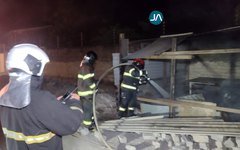 Incêndio em galpão de empresa de saneamento, em Arapiraca