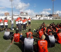 Alan Dotti entra em campo com jogadores para treino técnico do ASA