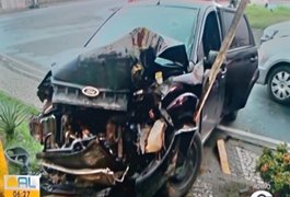 Carro bate em placa e deixa trânsito lento no Barro Duro, em Maceió