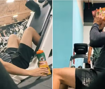 Jovem consome comida para cachorro durante treino em academia