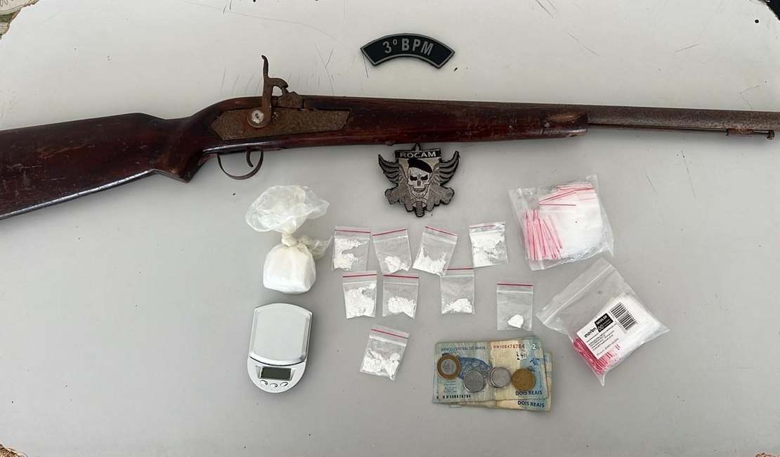 Suspeito com mandado em aberto foge da PM e deixa drogas, arma e balança em sítio de Feira Grande