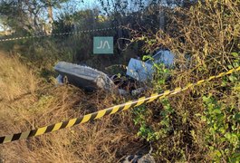 Corpo de homem amarrado e trajando camisa e cueca é encontrado em terreno baldio, em Arapiraca