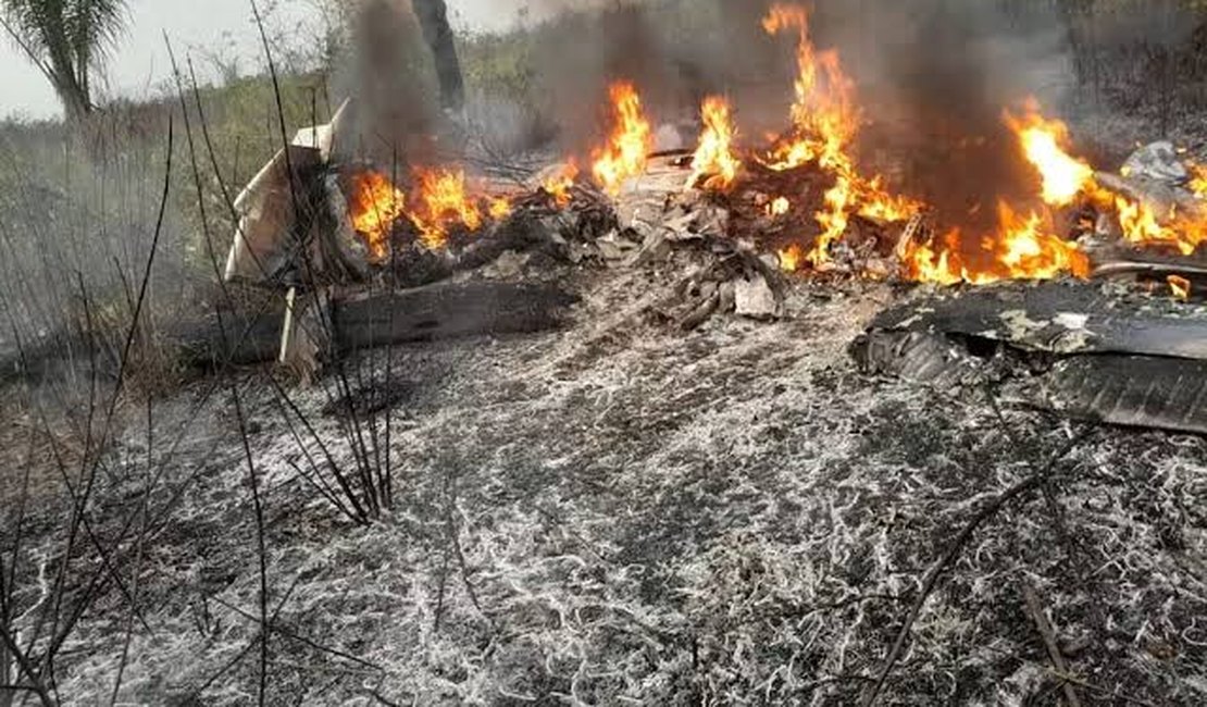 Avião bimotor cai em mata, explode e deixa empresário e netos mortos no MT