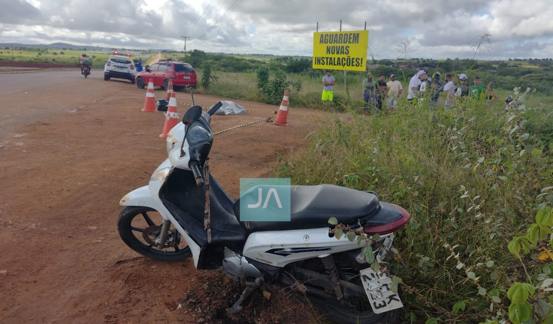 Condutor é atingido por carro e morre na AL-220, em Arapiraca; colisão também deixou um ferido