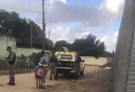 Homem é espancado por populares após tirar roupa e fazer gestos obscenos para mulher, em Arapiraca