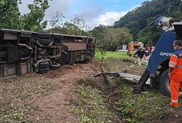 Dez mulheres morrem após ônibus tombar no interior do Rio de Janeiro