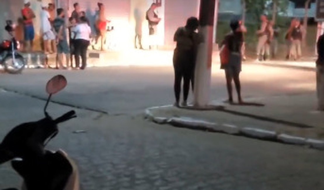 Jovem morre baleado em barbearia em frente ao Estádio Gerson Amaral, em Coruripe