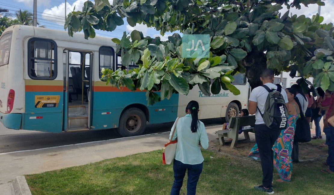 Passageiros descem de ônibus da RM Viação no bairro Canafístula após problema mecânico