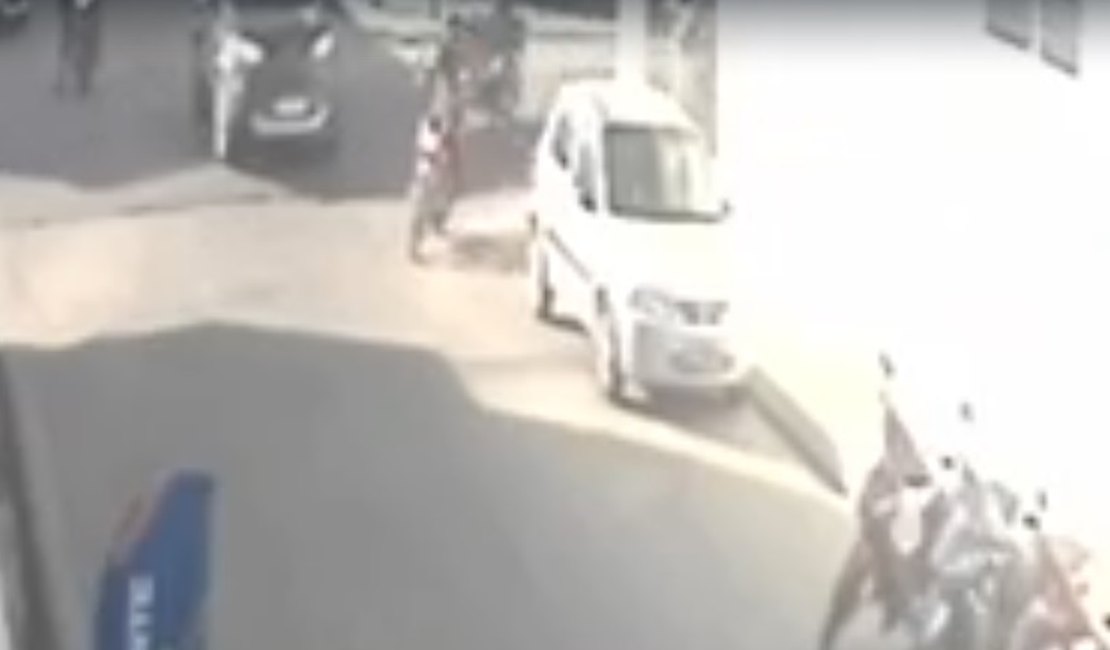 Colisão entre carro e motocicleta deixa motociclista ferido no Centro de Arapiraca