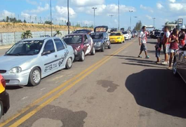 Equipes de som automotivo realizam passeata para garantir direitos, em Arapiraca