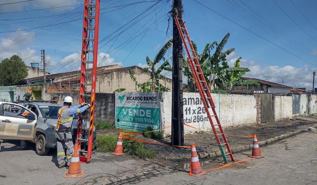 Chama em poste assusta moradores e deixa ruas sem energia, na Primavera, em Arapiraca; Assista