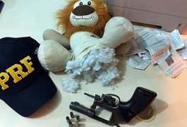 Casal que seguia para Arapiraca com arma escondida em leão de pelúcia é preso no MS