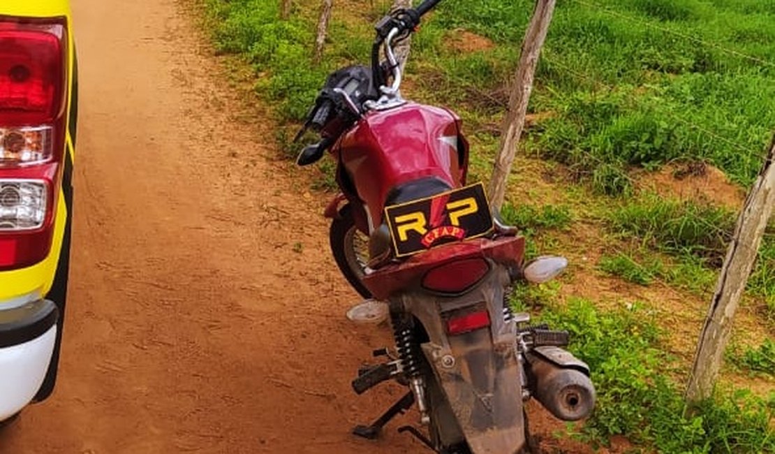 RP do 3º BPM recupera motocicleta com queixa de roubo, abandonada na zona rural de Arapiraca
