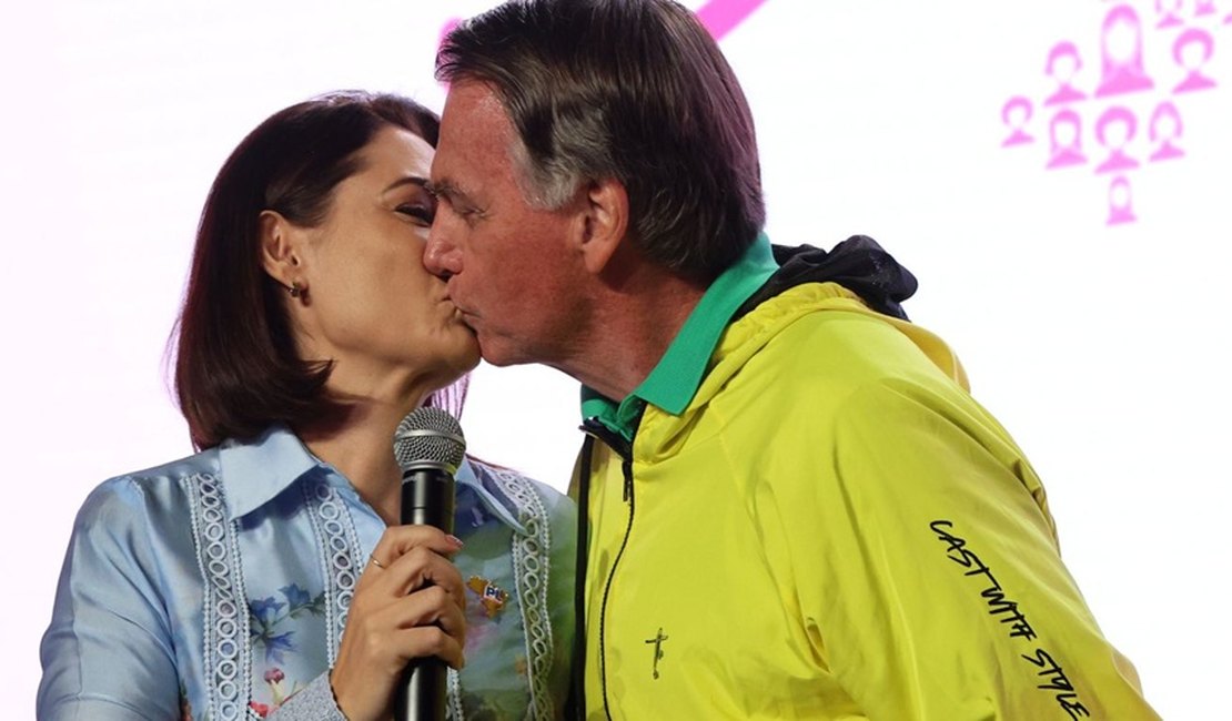 Deputado do PL diz que Michelle ensinou Jair Bolsonaro a beijar na boca