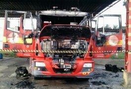 Caminhão do Corpo de Bombeiros pega fogo durante a madrugada deste sábado (31)
