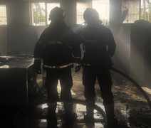 Corpo de Bombeiros combate princípio de incêndio dentro de escola em Maceió