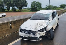 Mãe e filha sofrem ferimentos em capotamento de carro na AL-220, em Arapiraca