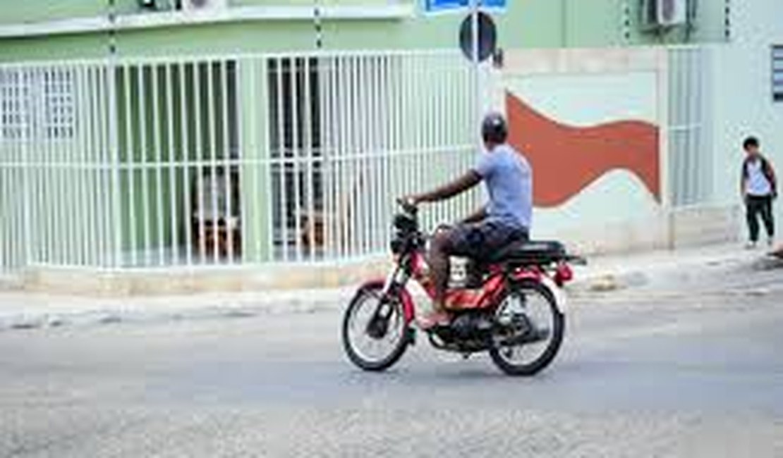 Mulher tem a moto furtada em frente ao trabalho no Centro de Arapiraca