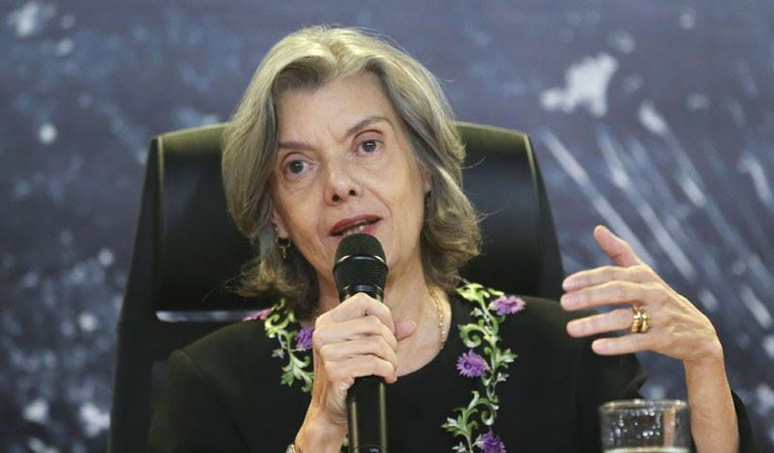 Cármen Lúcia quer acumular funções no STF com magistério em 2018