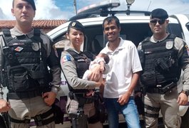 Pai para viatura em Arapiraca para tirar foto e agradecer guarnição por salvar vida da filha