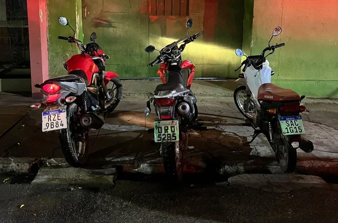 PM recupera quatro motocicletas com queixa de roubo e prende foragido da justiça durante ações pelo estado