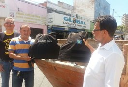Policiais civis jogam coletes vencidos no lixo durante protesto