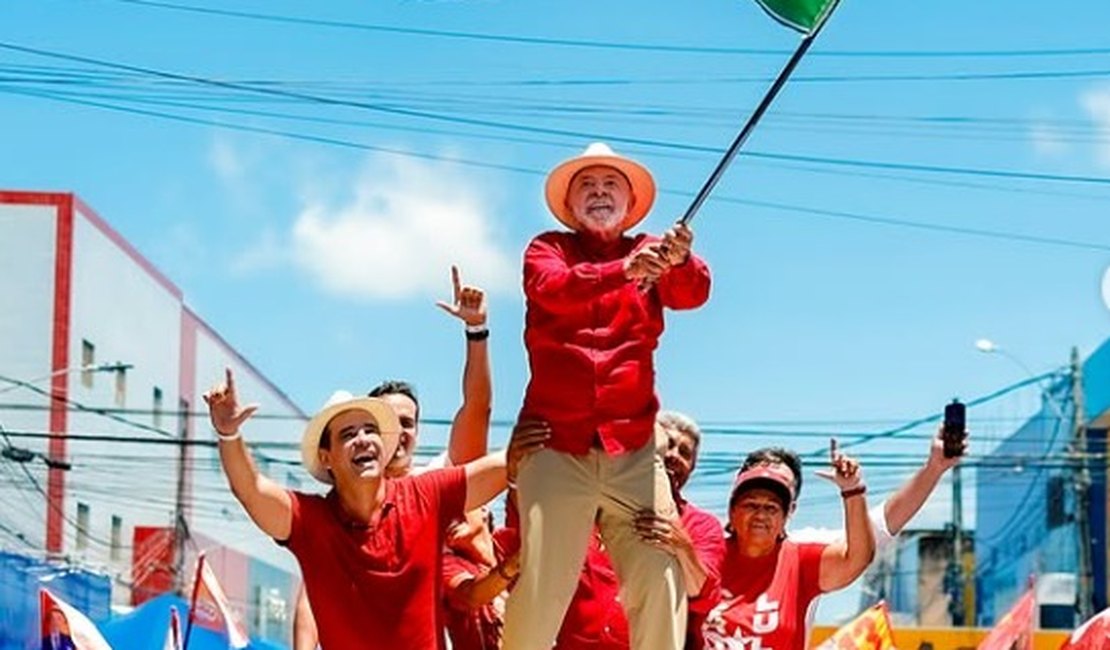 Lula faz história, vira eleição contra Flávio Bolsonaro e é eleito presidente do Brasil com 51,75%