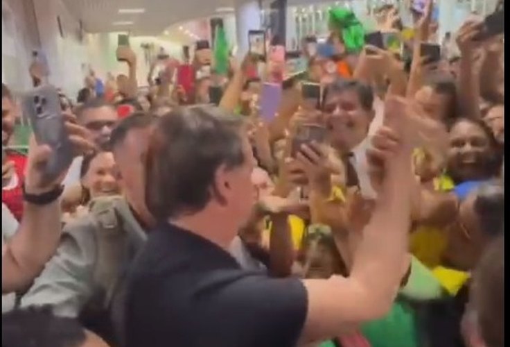 Bolsonaristas recepcionam Bolsonaro no Aeroporto Zumbi dos Palmares