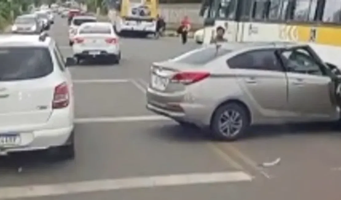 Acidente entre ônibus, carro e moto deixa homem ferido e trânsito lento na AL-101 Norte, na parte baixa de Maceió