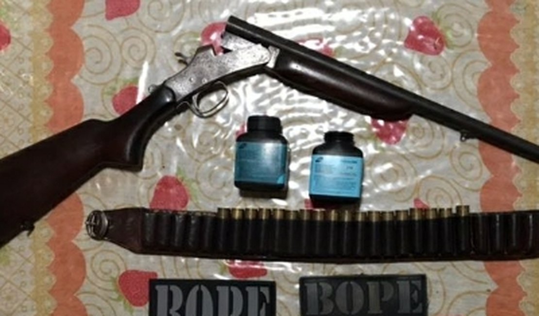 BOPE encontra espingarda e 17 munições dentro de residência na zona rural de Batalha