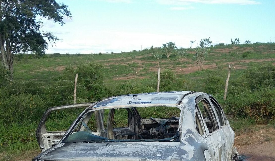 Após denúncias, polícia encontra veículo carbonizado em Jaramataia