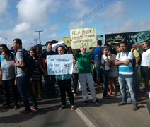 Estudantes pedem segurança e protestam com bloqueio da entrada da Ufal e AL 115