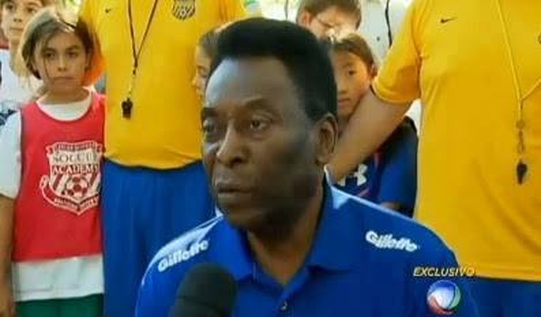 Pelé pede que brasileiros esqueçam dinheiro gasto com estádios para Copa 2014