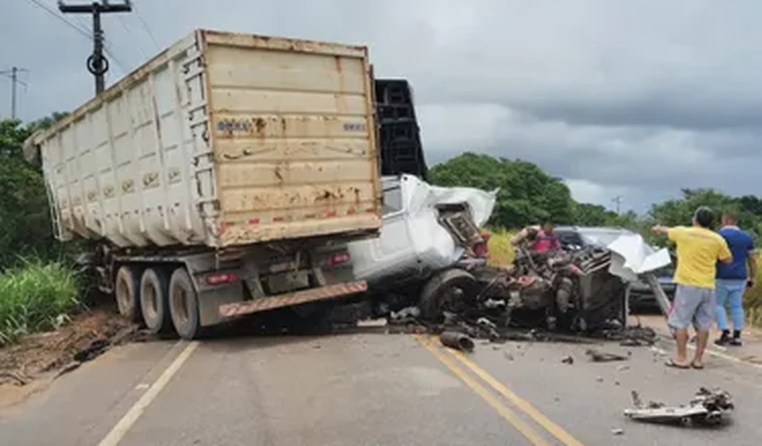 Homem morre e dois ficam feridos após colisão entre trio elétrico e caçamba na AL-105