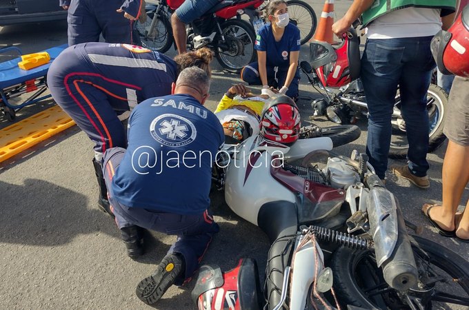 Colisão em frente ao shopping deixa mototaxista e passageira com ferimentos em Arapiraca