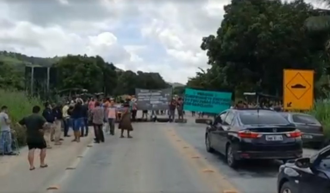 Protesto de indígenas bloqueia a BR-101, em Joaquim Gomes, AL