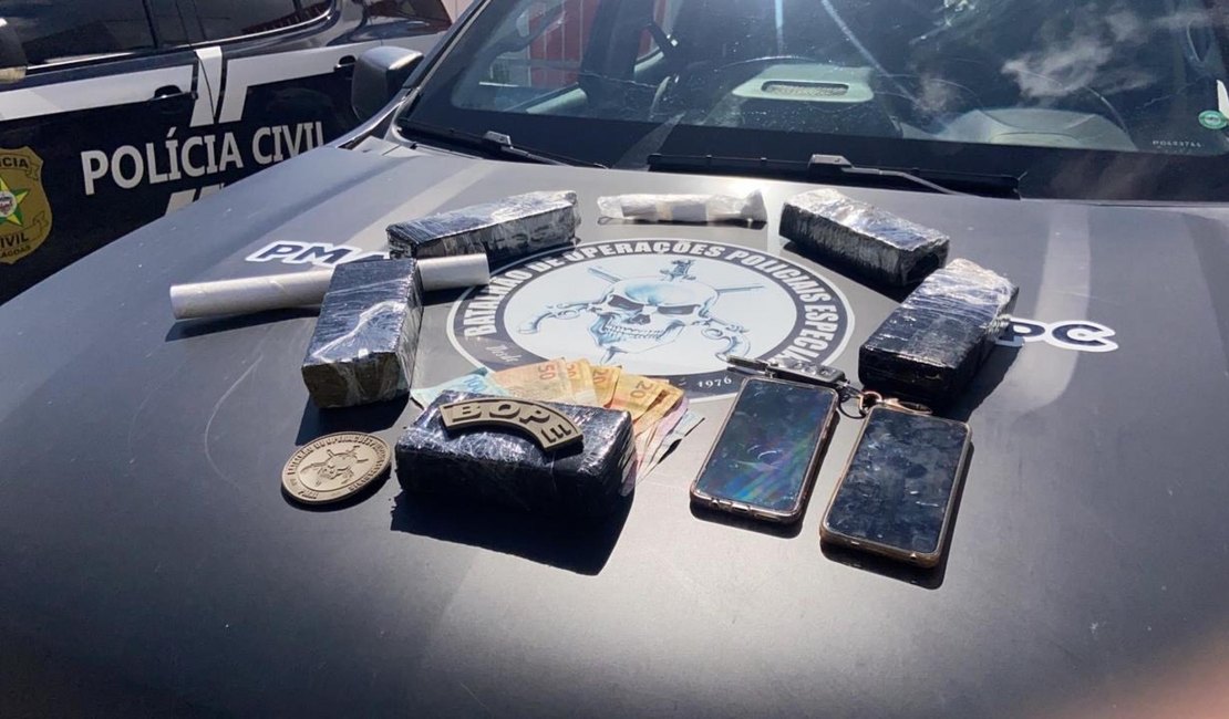 PM prende suspeito que transportava drogas em veículo, em Penedo