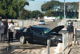 Carro do comboio de Bolsonaro sofre acidente à frente do Planalto