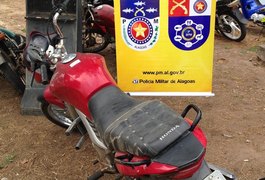 Motocicleta roubada é recuperada nas proximidades do shopping de Arapiraca