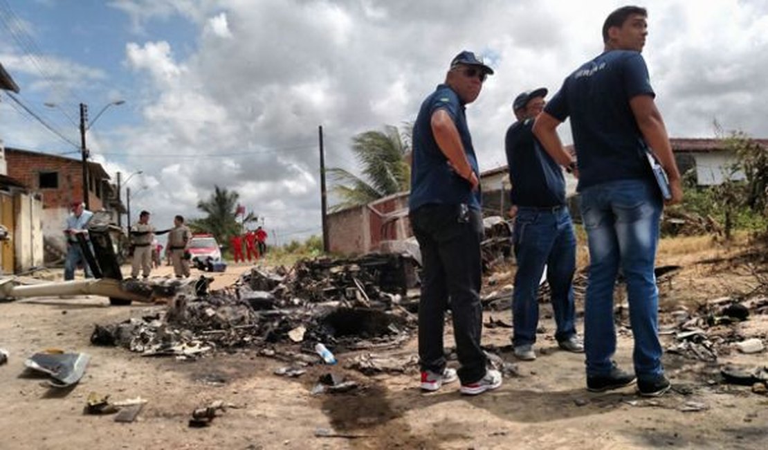 Peritos encontram restos mortais próximo a destroços do helicóptero