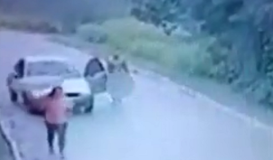 VÍDEO. Mulher é atacada por homem completamente nu em estrada