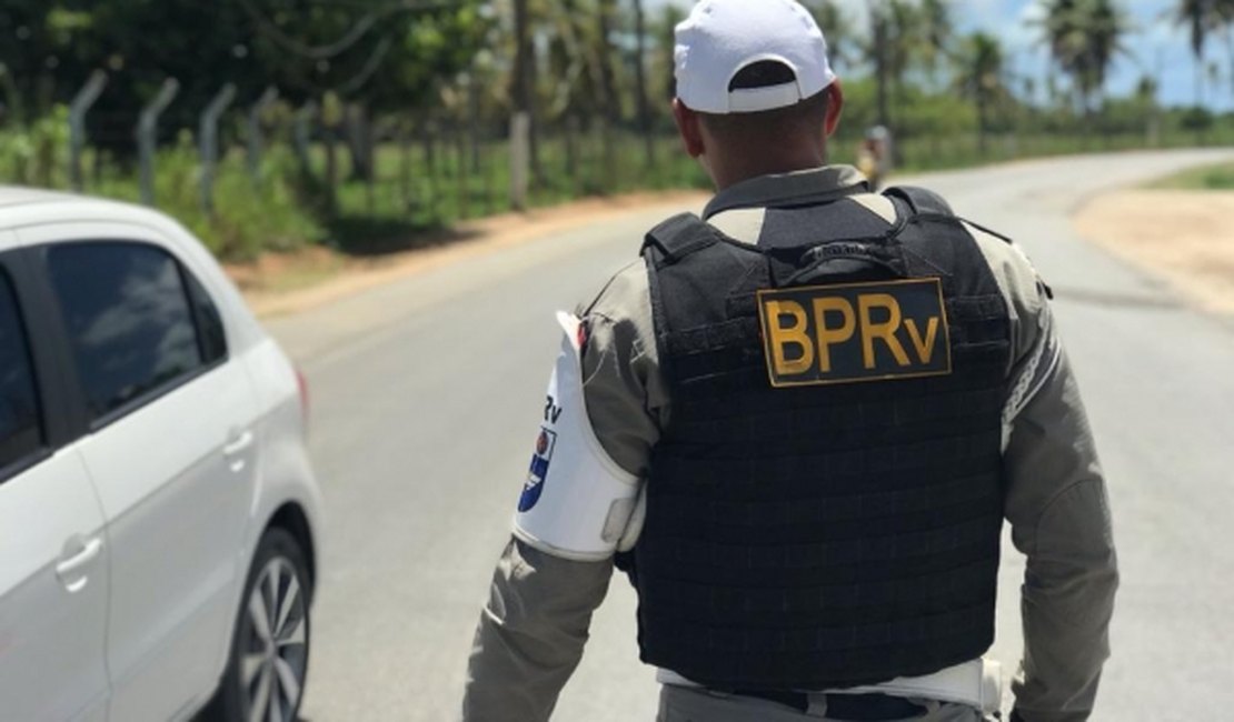 Trecho da AL-105 é interditado para retirada de veículo que tombou na rodovia