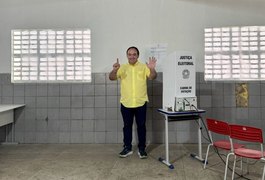 Prefeito Leandro Silva vota cedo e reafirma confiança na vitória em Junqueiro