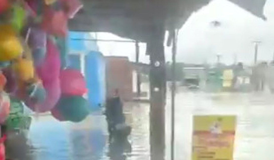 Chuva forte deixa ruas alagadas e água invade casas em Maceió e Rio Largo